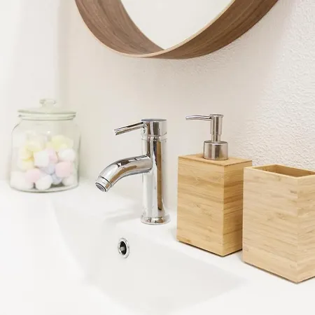 아파트 Yellow Tiles In Center *