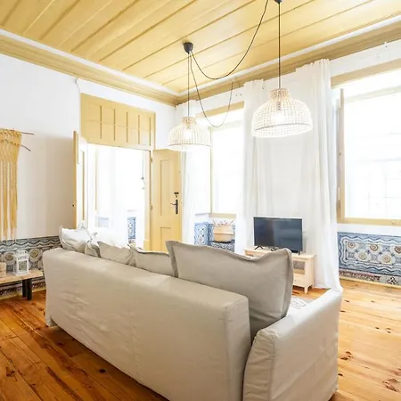 Yellow Tiles In Center 아파트