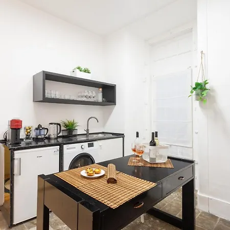 Yellow Tiles In Center 아파트 *