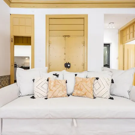 Yellow Tiles In Center Lisbona